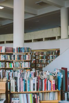 大学图书馆内部宽敞，设有摆满各种文学作品的书架