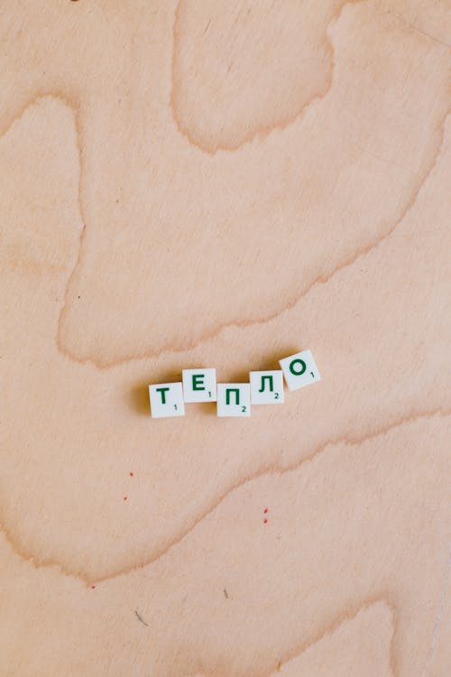 Foto Potongan Scrabble Pada Permukaan Kayu