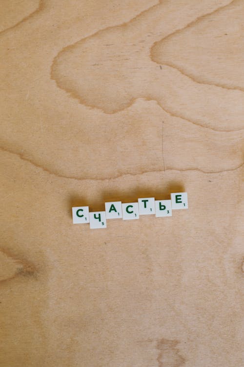 Foto Di Pezzi Di Scrabble Sulla Superficie In Legno