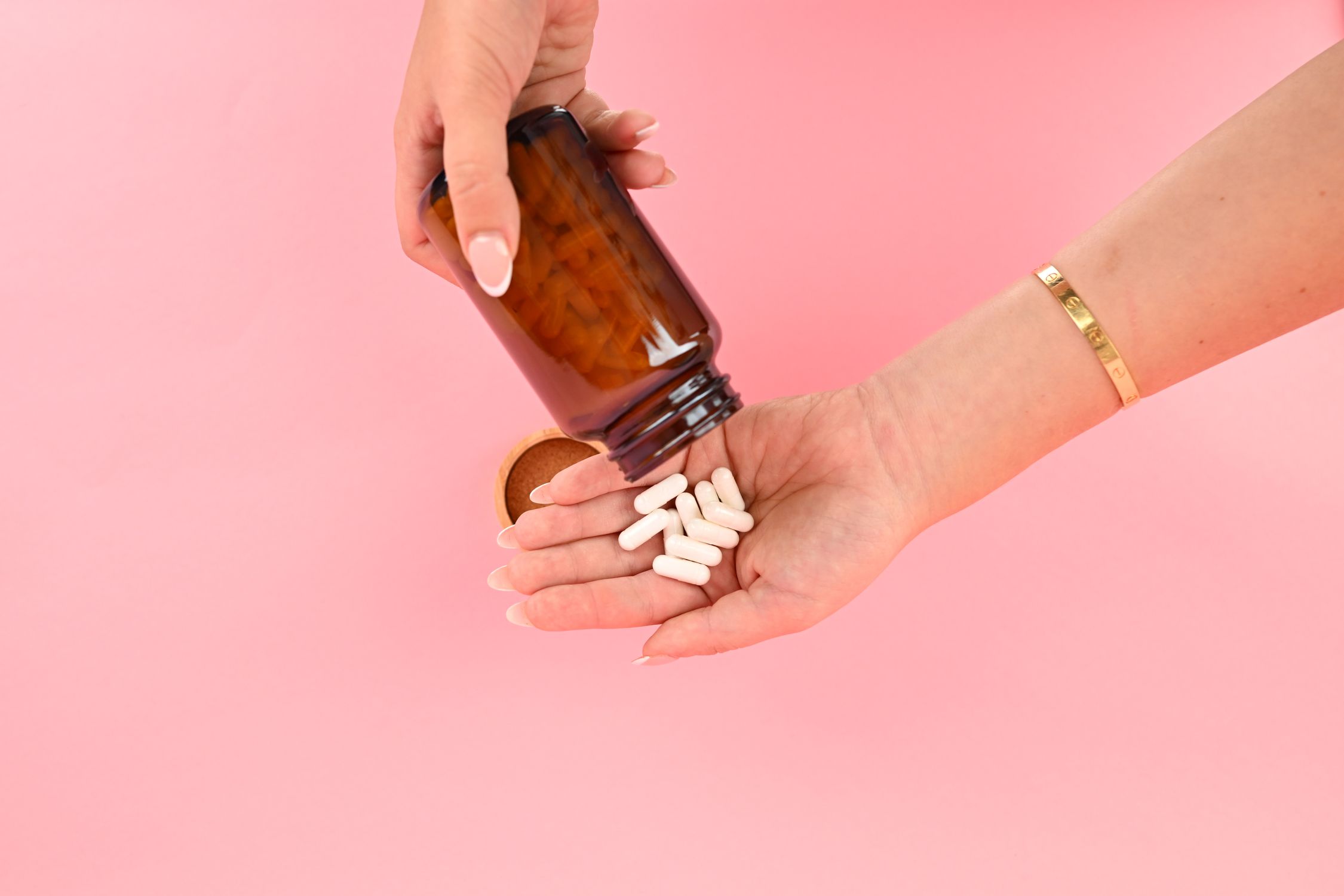 Cápsulas de suplementos vitamínicos e minerais para reposição nutricional feminina