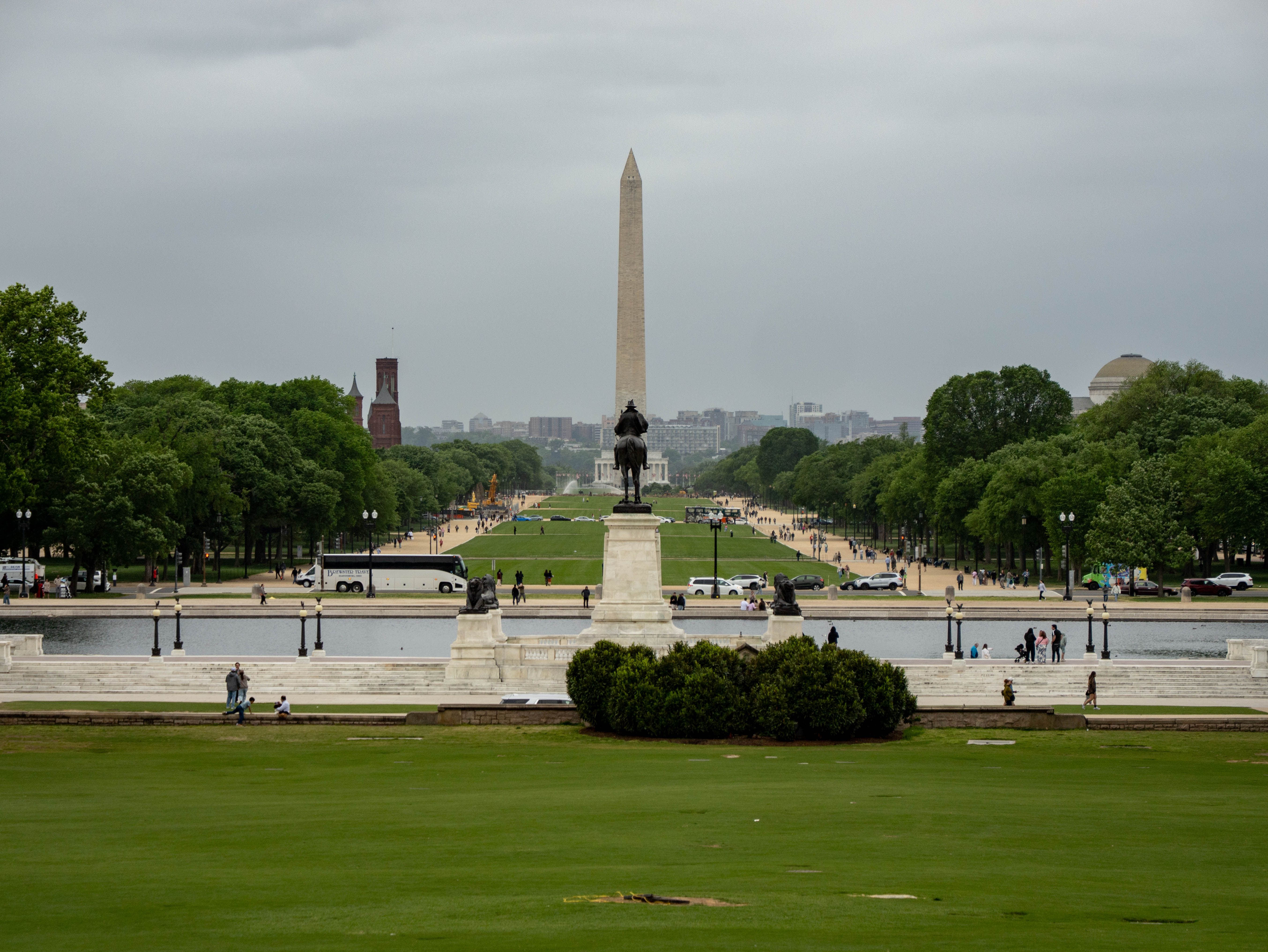 La cúpula del Capitolio en el horizonte de Washington DC bajo cielo cubierto.
