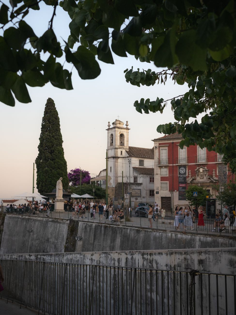 "Férias no Bairro" Takes Children to Troia for Beach Trip