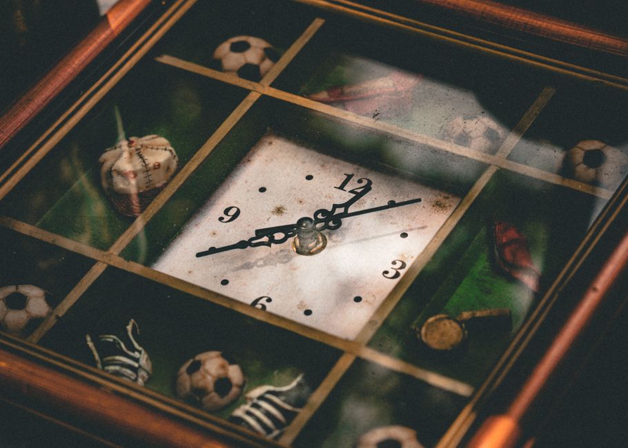 ahşap çerçeve, ahşap saat, analog içeren Ücretsiz stok fotoğraf