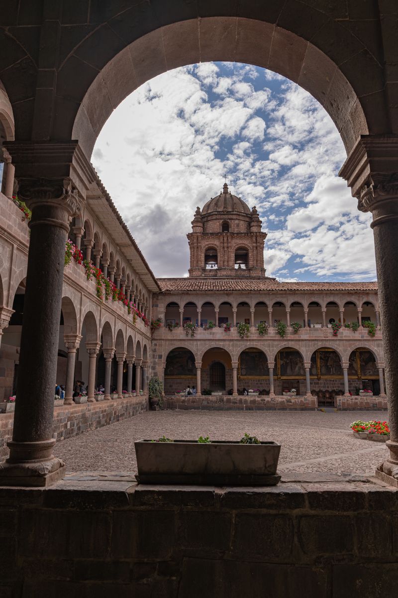 O claustro de Santo Domingo, sobre o Qorikancha, visto através dos arcos