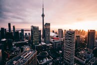日落时分，多伦多天际线的鸟瞰图令人惊叹，其中加拿大国家电视塔尤为突出