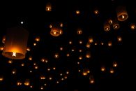 在泰国传统节日期间，灯笼漂浮在漆黑的夜空中