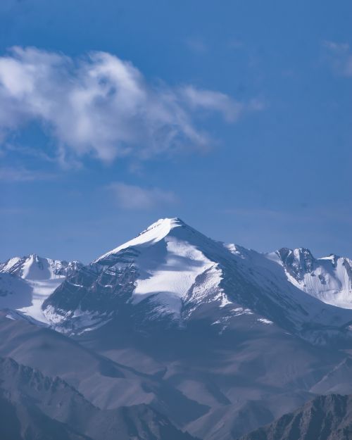 Free Breathtaking view of the snow-capped mountains under a clear blue sky in Leh, perfect for travel enthusiasts. Stock Photo