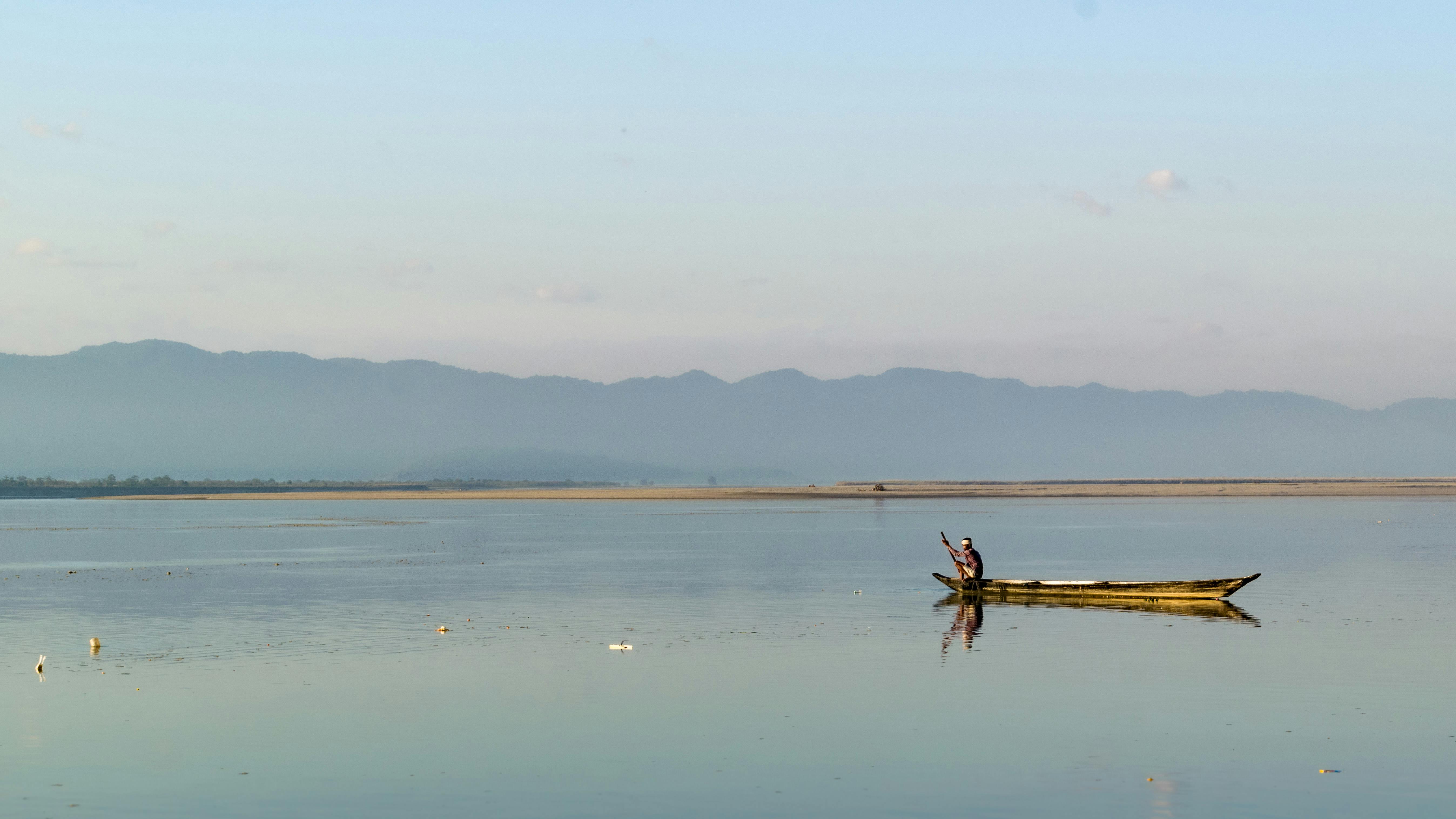 Assam'da Brahmaputra Nehri ve çevresindeki manzara