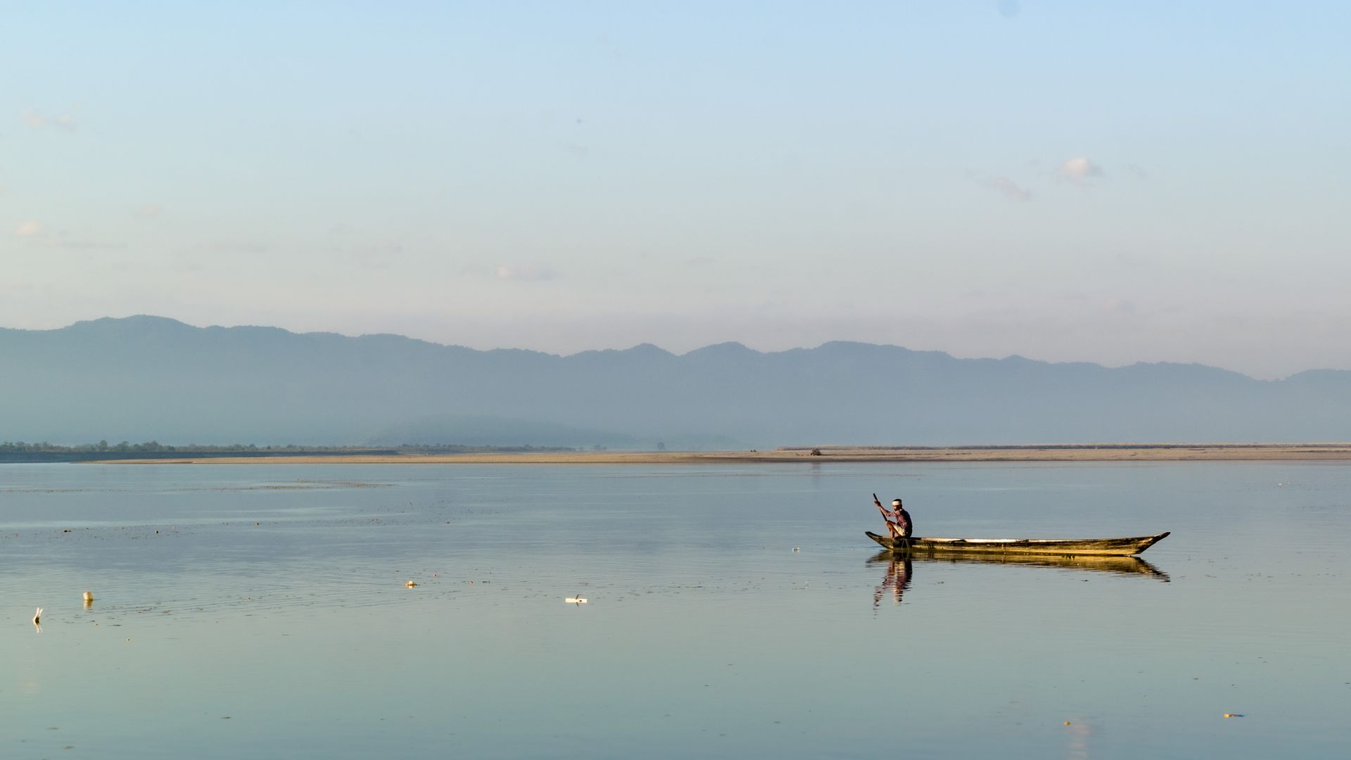 Assam'da Brahmaputra Nehri ve çevresindeki manzara