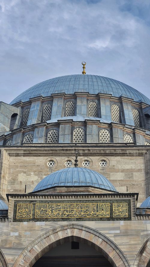 Free Dome and facade details of a historic İstanbul mosque, showcasing intricate Islamic design. Stock Photo