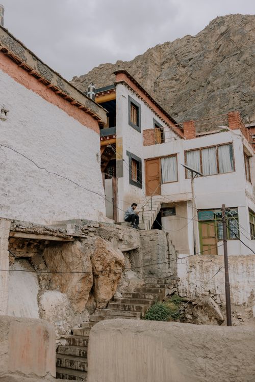 Free Charming rustic village houses built into the mountains, showcasing traditional architecture. Stock Photo