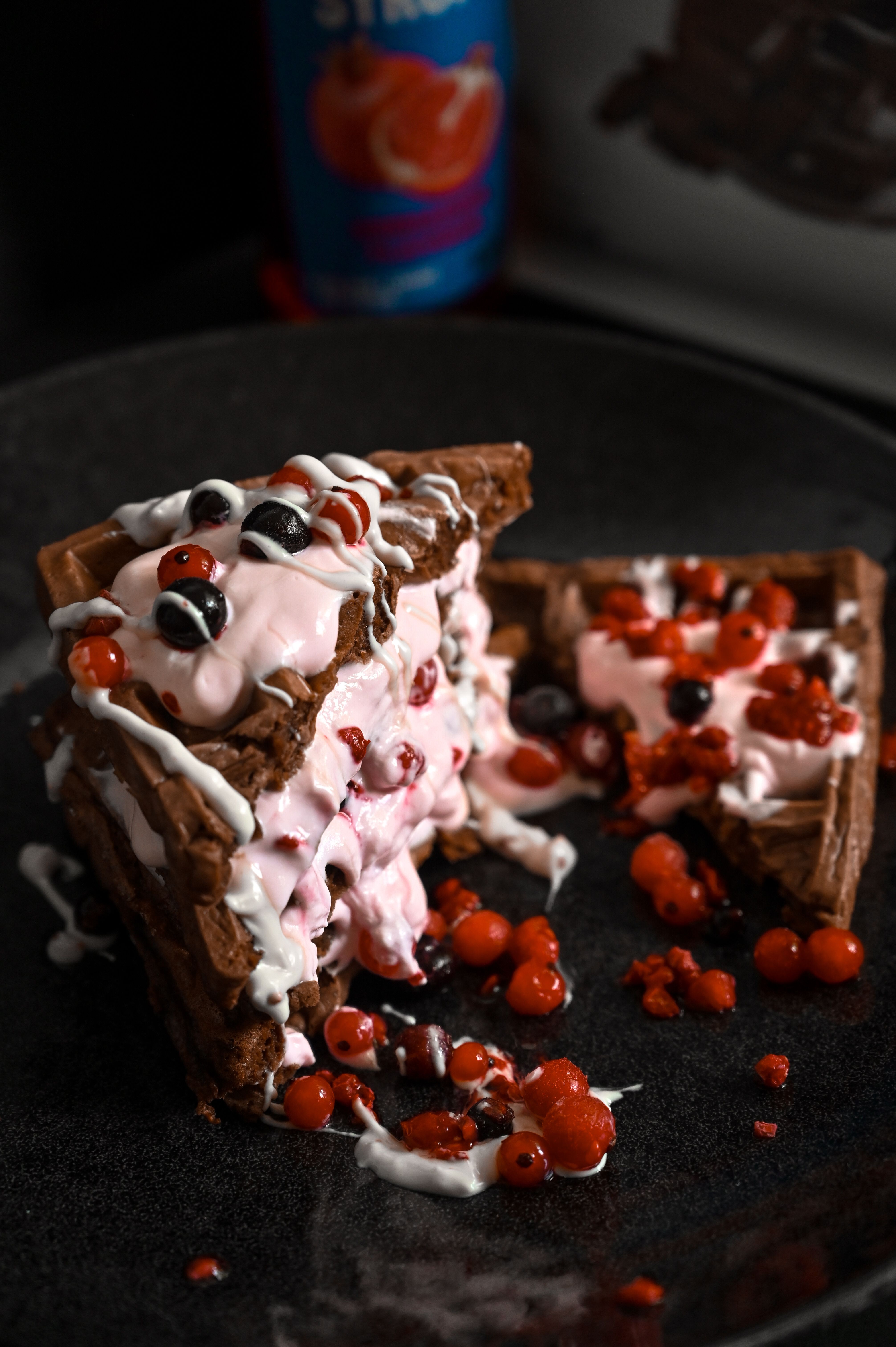 WHİTE CHOCOLATE & RASPBERRY WAFFLE