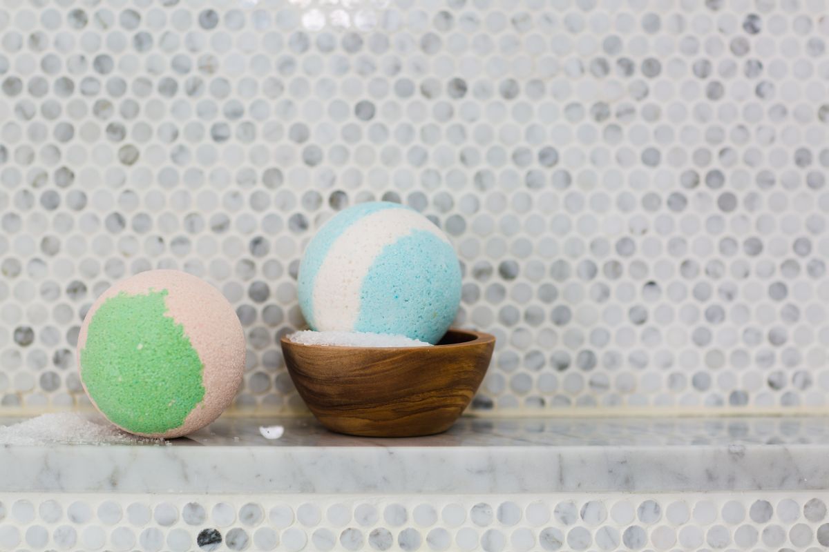 DIY-Badebomben mit Kindern selber machen: Winter-Wellness-Bastel-Idee — Hero-Aufnahme