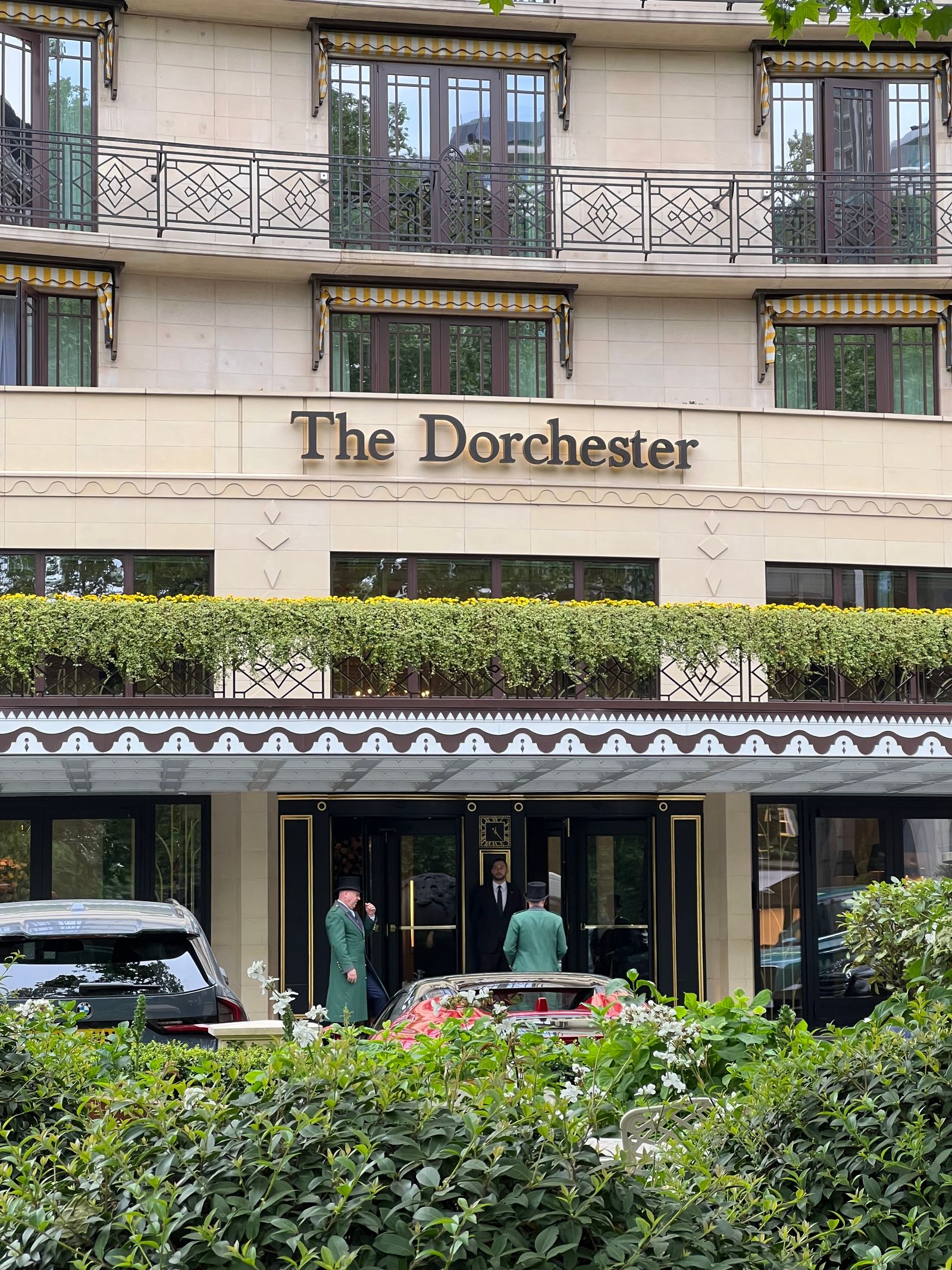 Cazare în Londra: intrarea hotelului The Dorchester din Mayfair