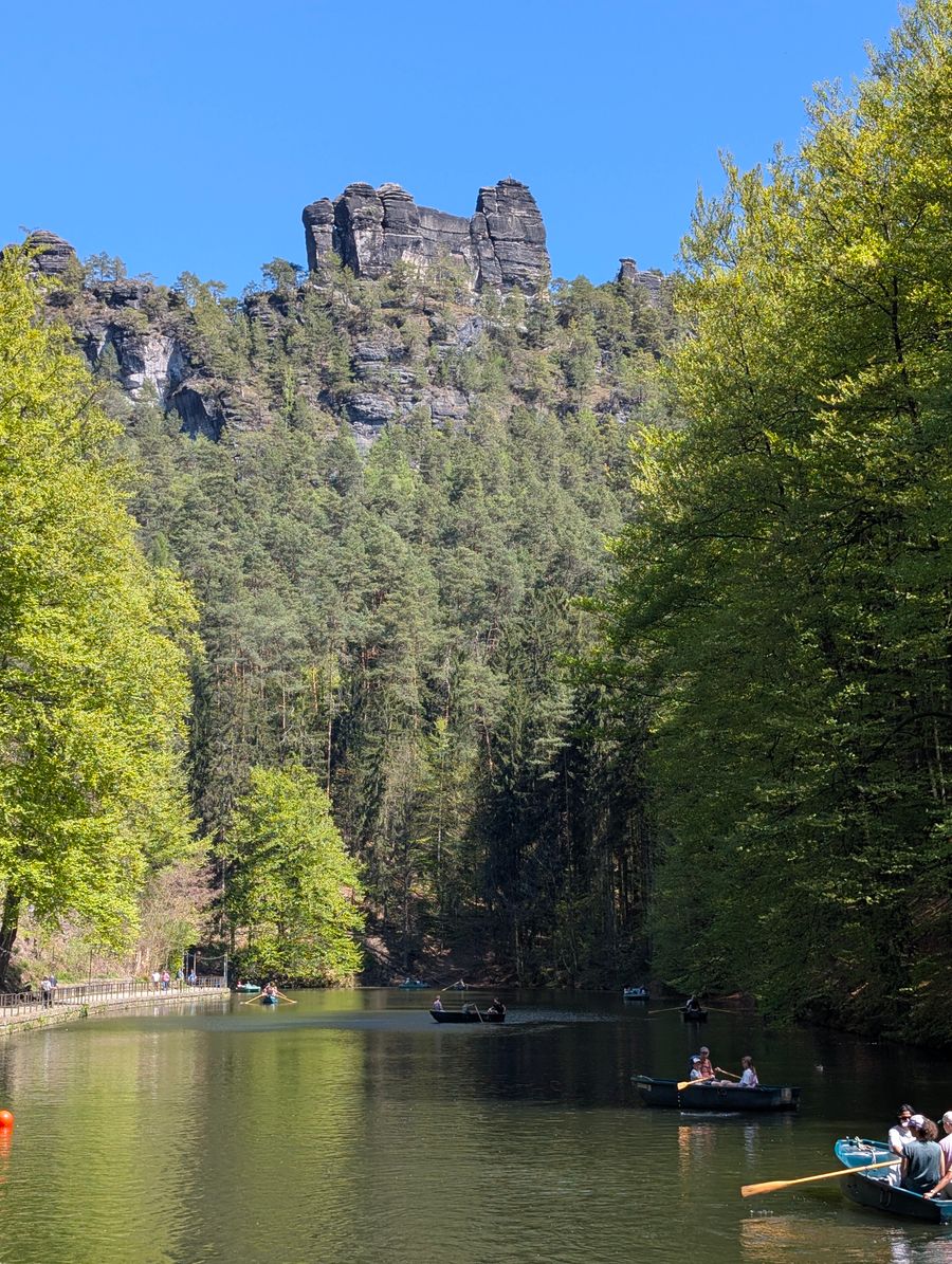 En barque dans les gorges de la Kamenice