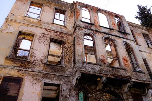 Free A decaying, ivy-covered building showcasing Istanbul's historic architecture. Stock Photo