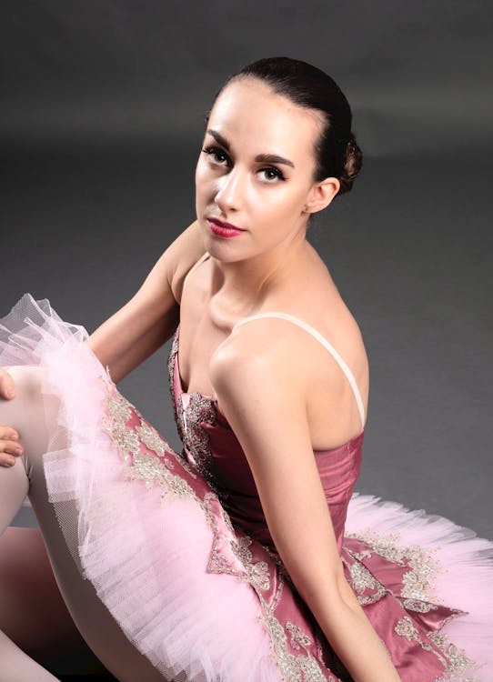 Mujer En Vestido De Ballet De Espagueti Rosa · Foto de stock gratuita