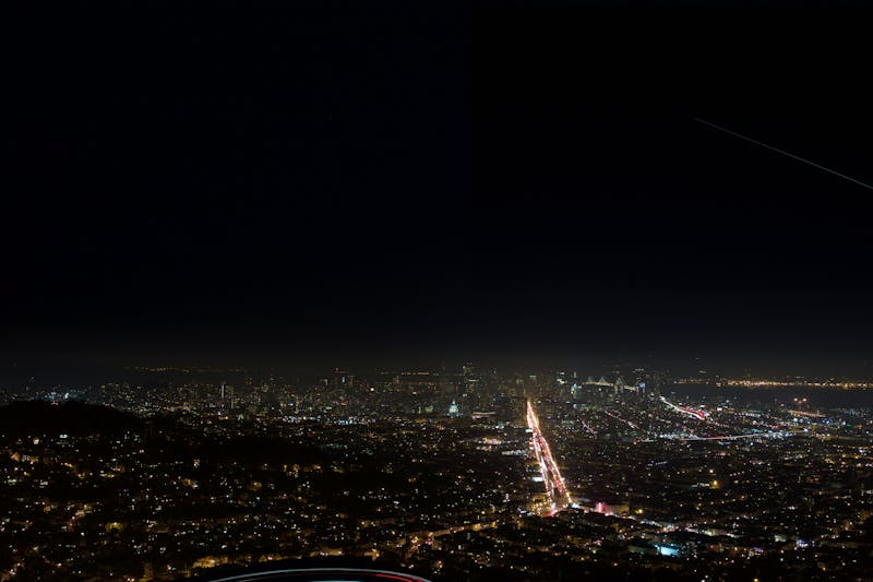 Cena energizante com frutas cítricas e luz do sol.