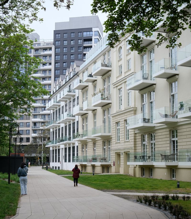 Rue commerçante avec immeubles et passants