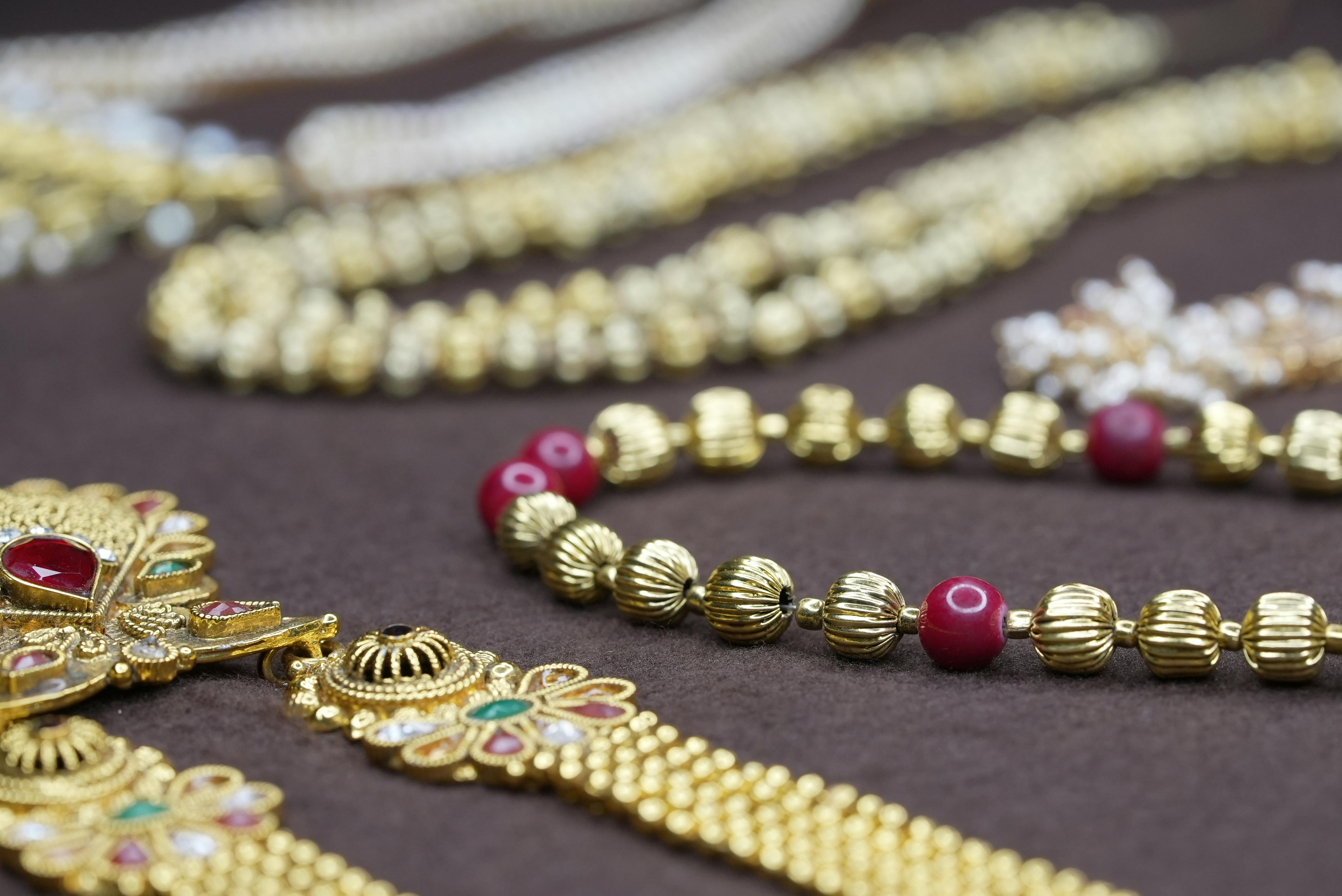 Gold Slips $6 as Rates and Geopolitics Pull in Opposite Directions — Photo by Kunal Lakhotia on Pexels