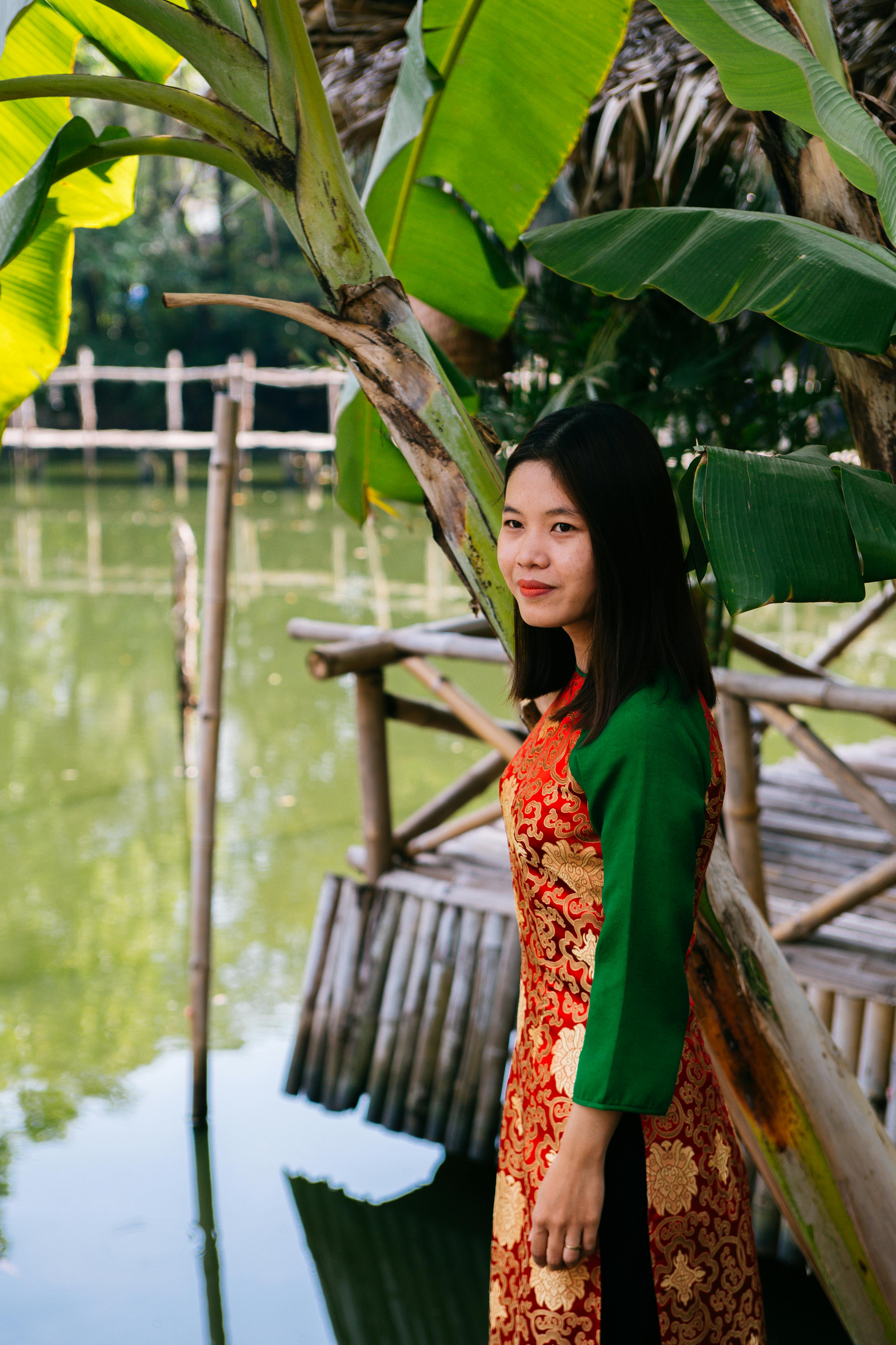 办公场景下工作人员正在使用电脑处理文件