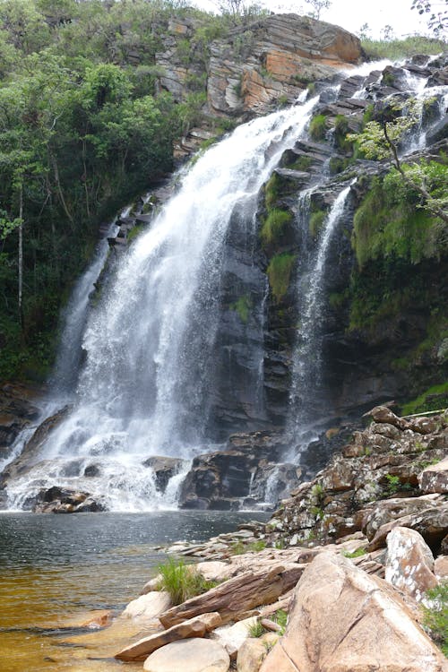 бесплатная Водопады на скалистой земле Стоковое фото