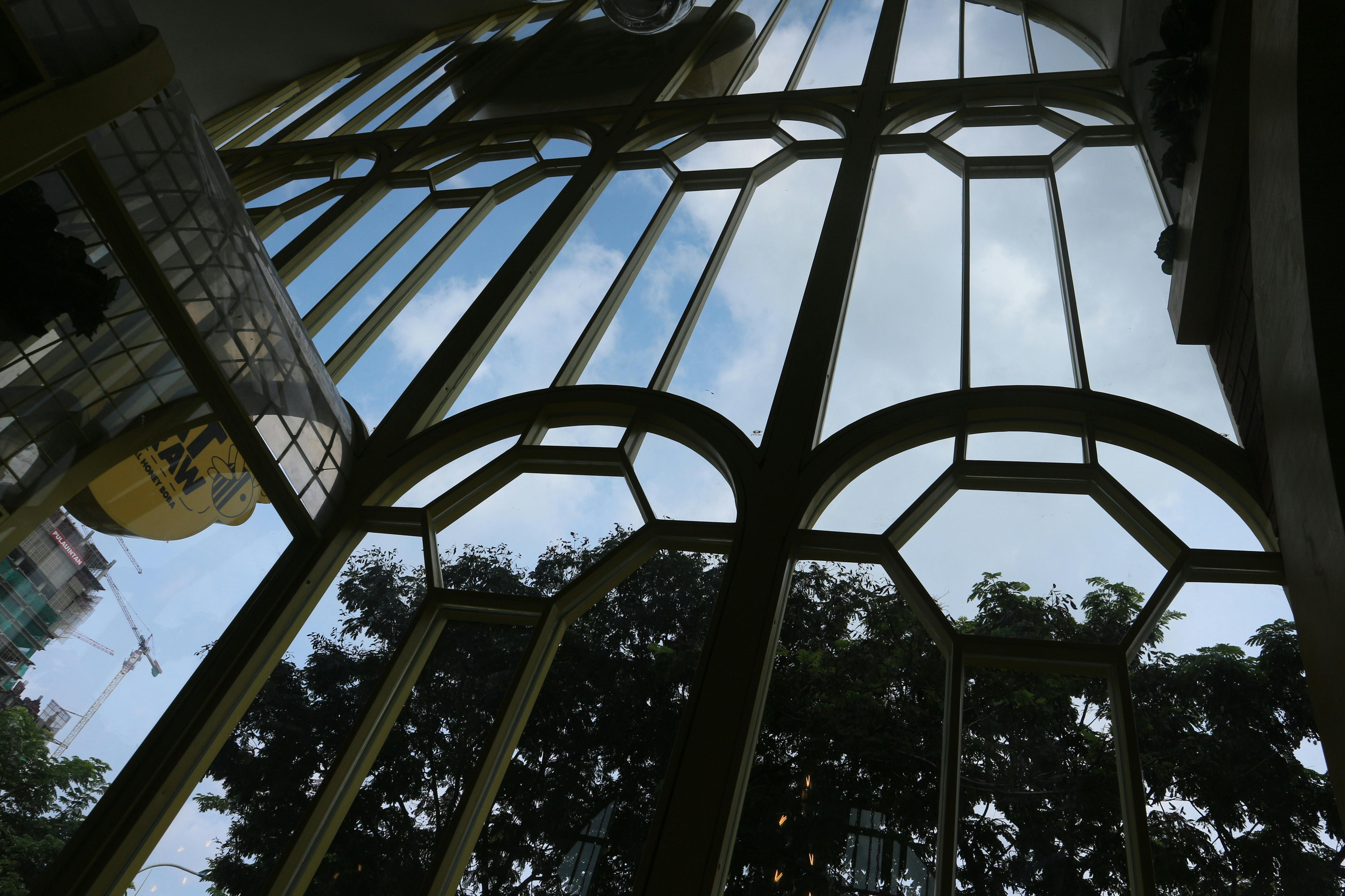 Màn hình máy tính hiển thị kết quả tìm kiếm vé máy bay