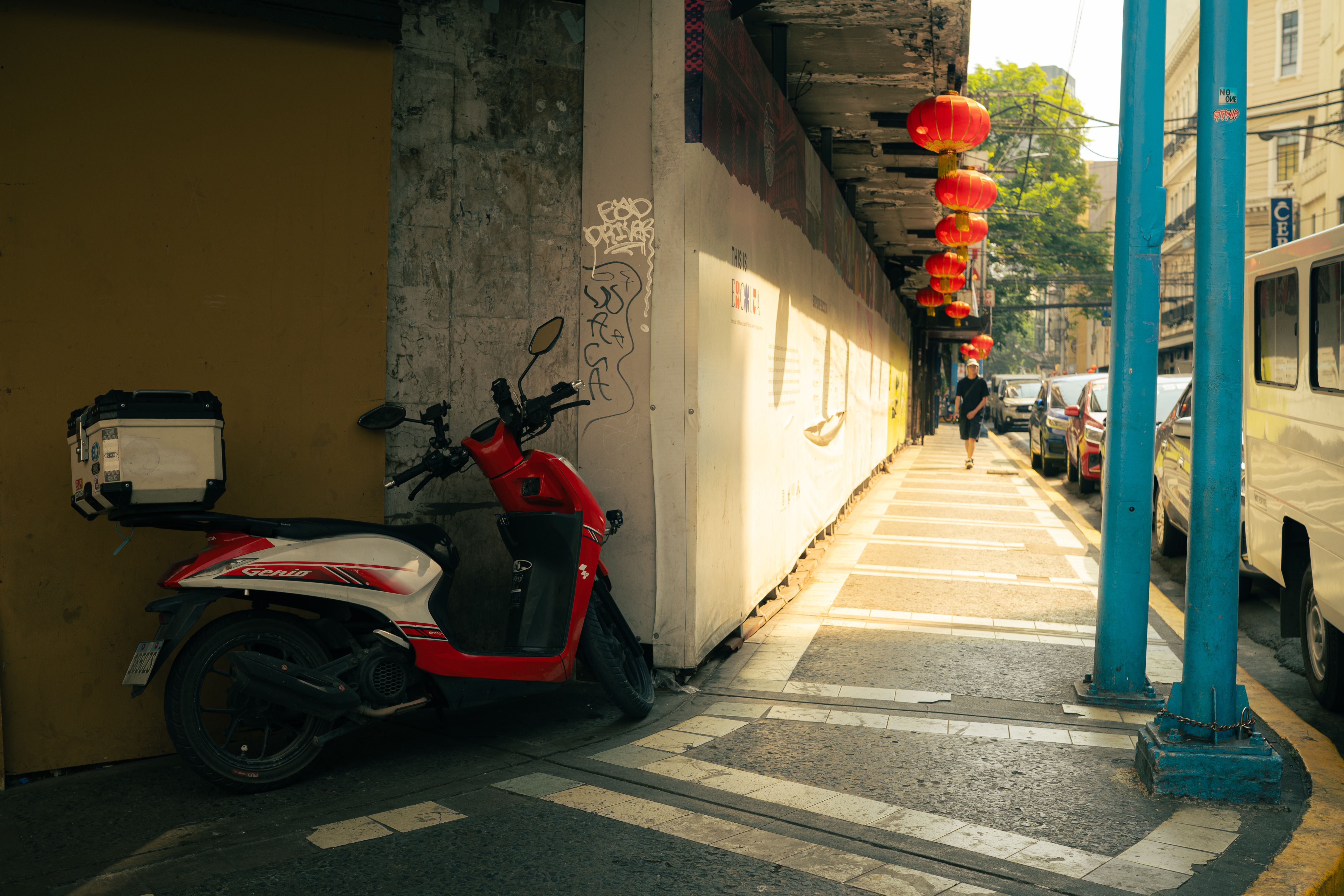 Un scooter de livraison de repas circulant dans une rue animée