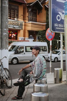 男人独自坐在城市喧嚣中，静静反思