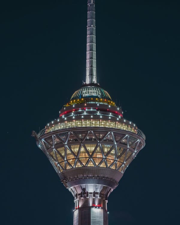 Świecąca Wysoka Wieża Na Bezchmurnym Nocnym Niebie