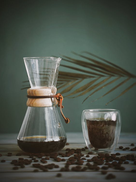 内部に茶色の液体が入った透明なガラスピッチャー