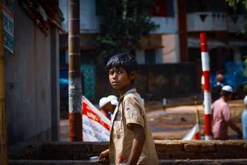 Free A young boy on the streets of Chattogram, capturing the essence of daily urban life. Stock Photo