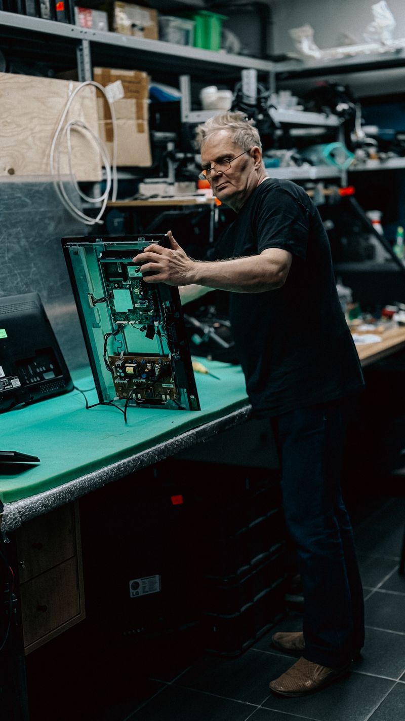 Técnico inspeccionando placa de circuito en el taller
