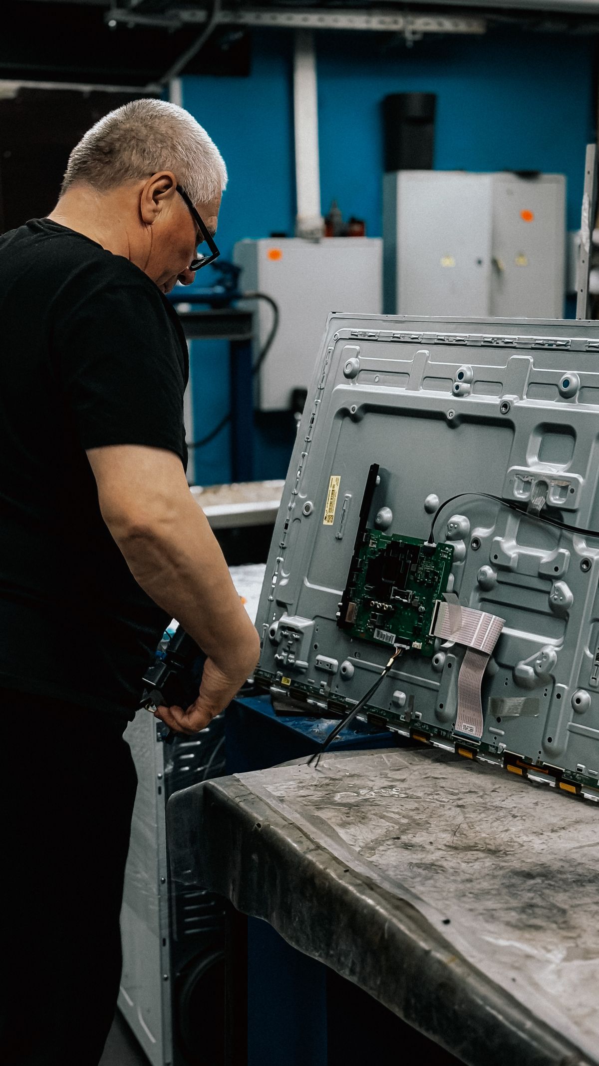 Teknisyen elektronik cihaz üzerinde çalışıyor