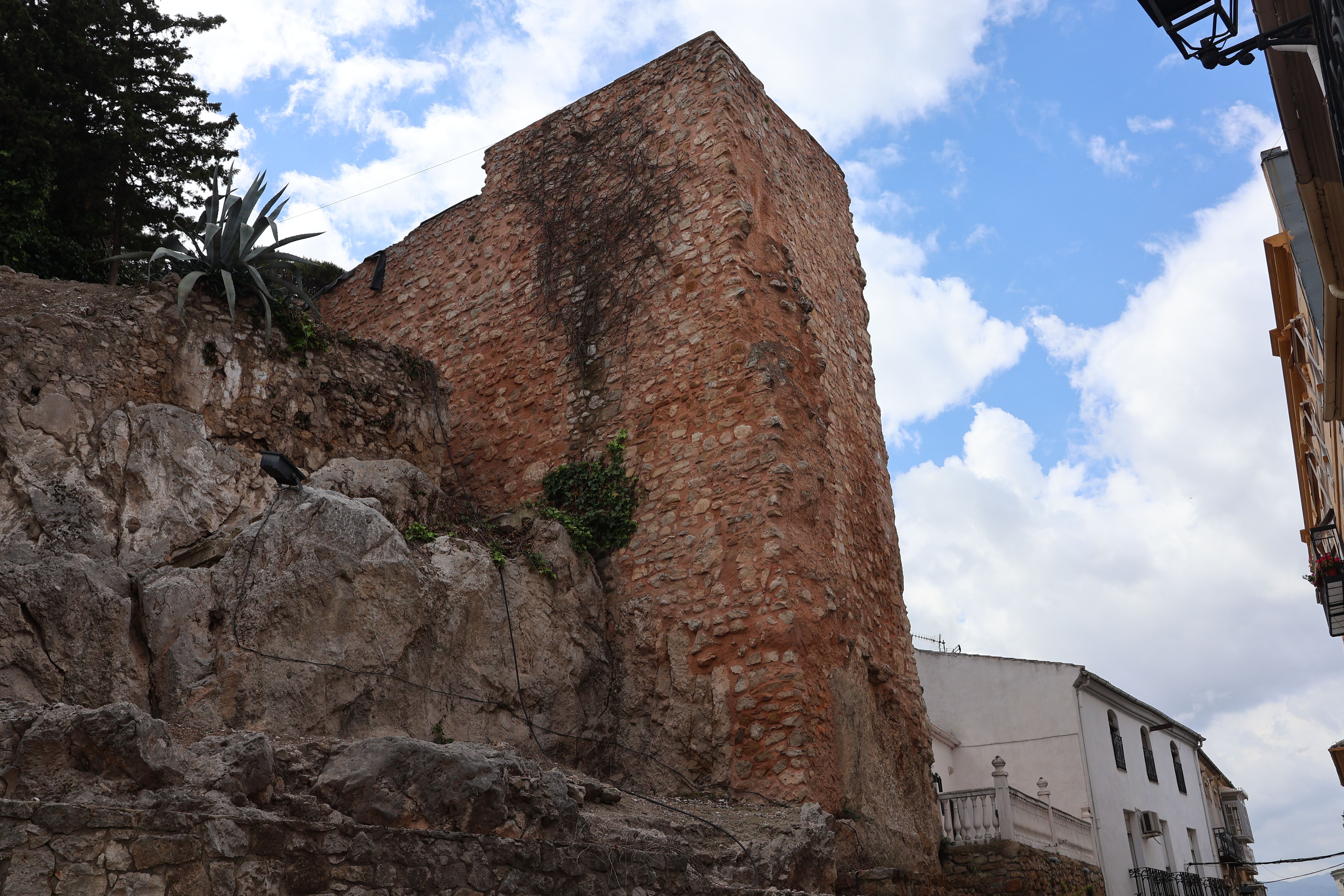 torre exenta en la calle Real de San Fernando de Martos
