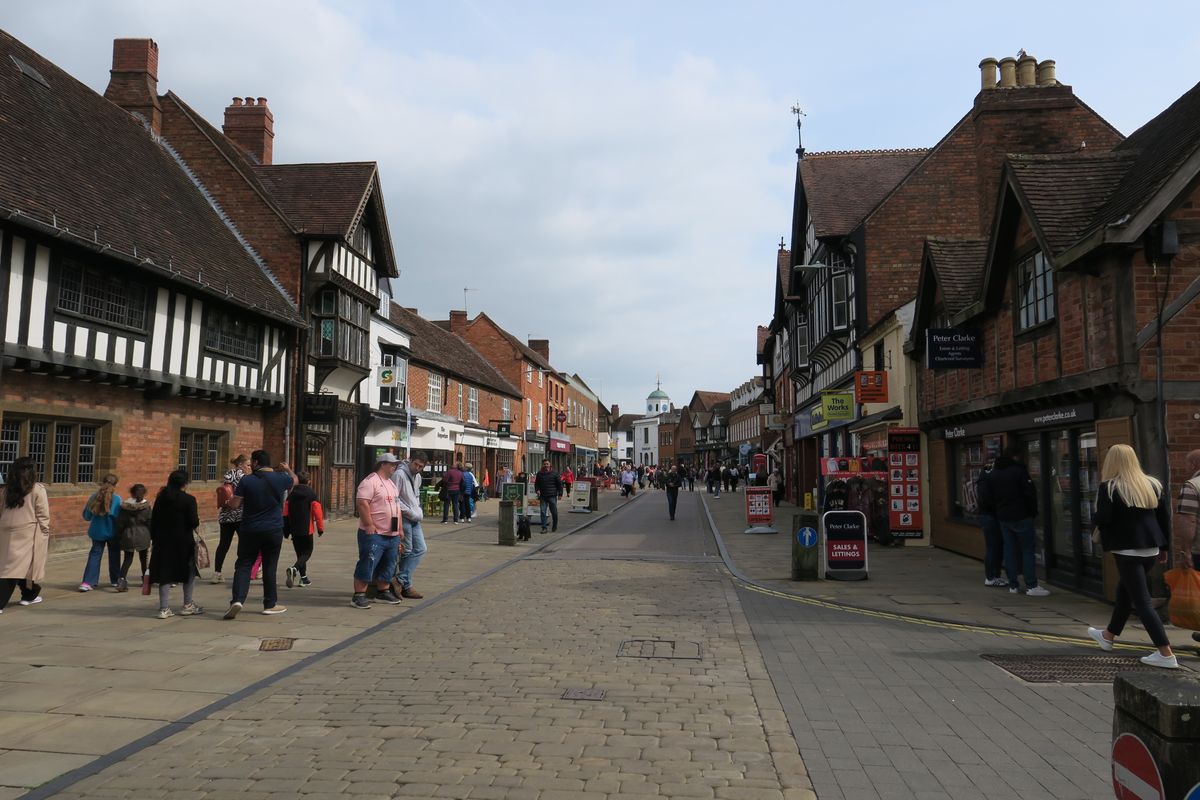 Henley Street din Stratford, pietonala, cu turisti