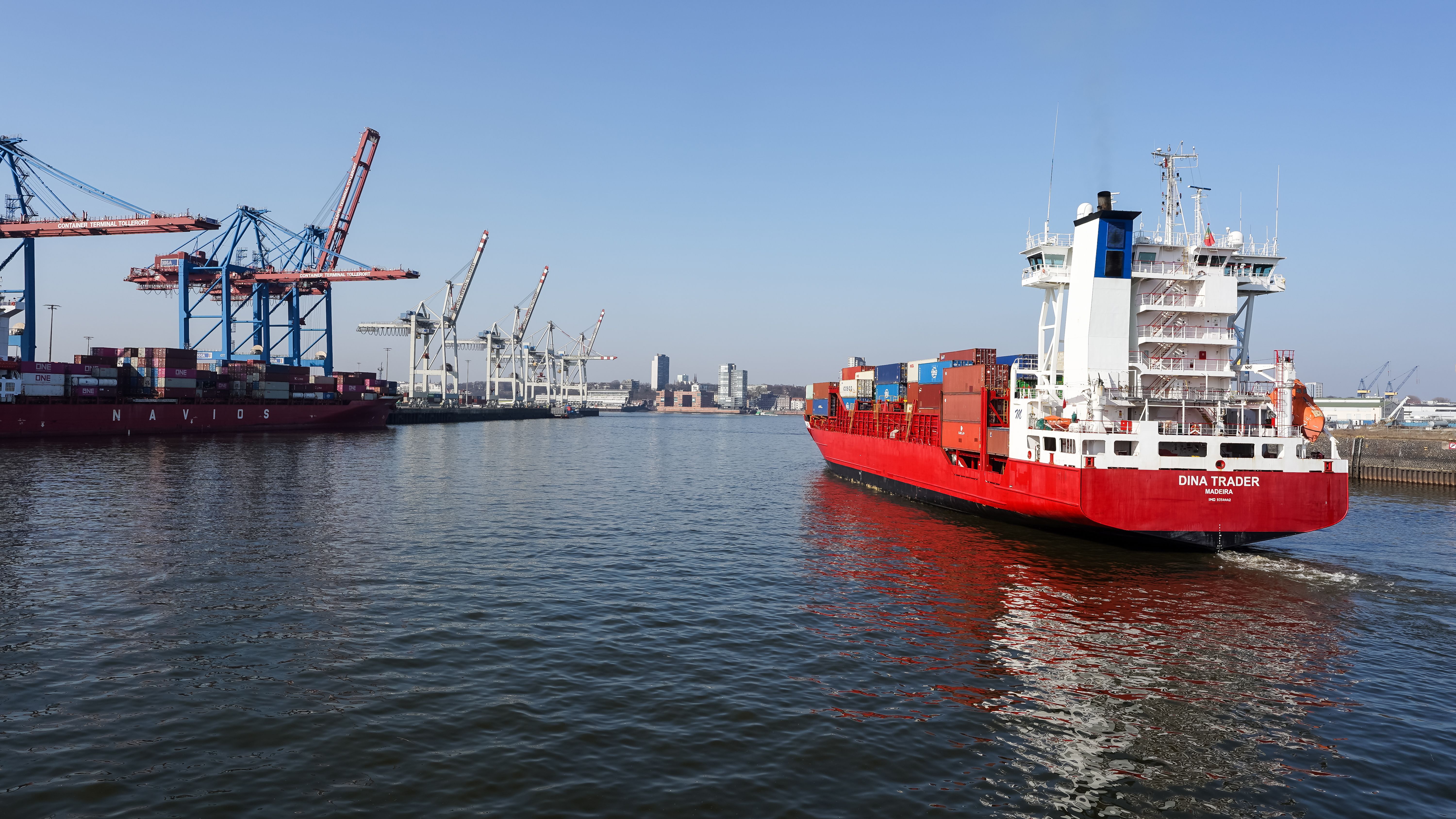 Navios iranianos cruzam Ormuz com 7 milhões de barris após bloqueio dos EUA
