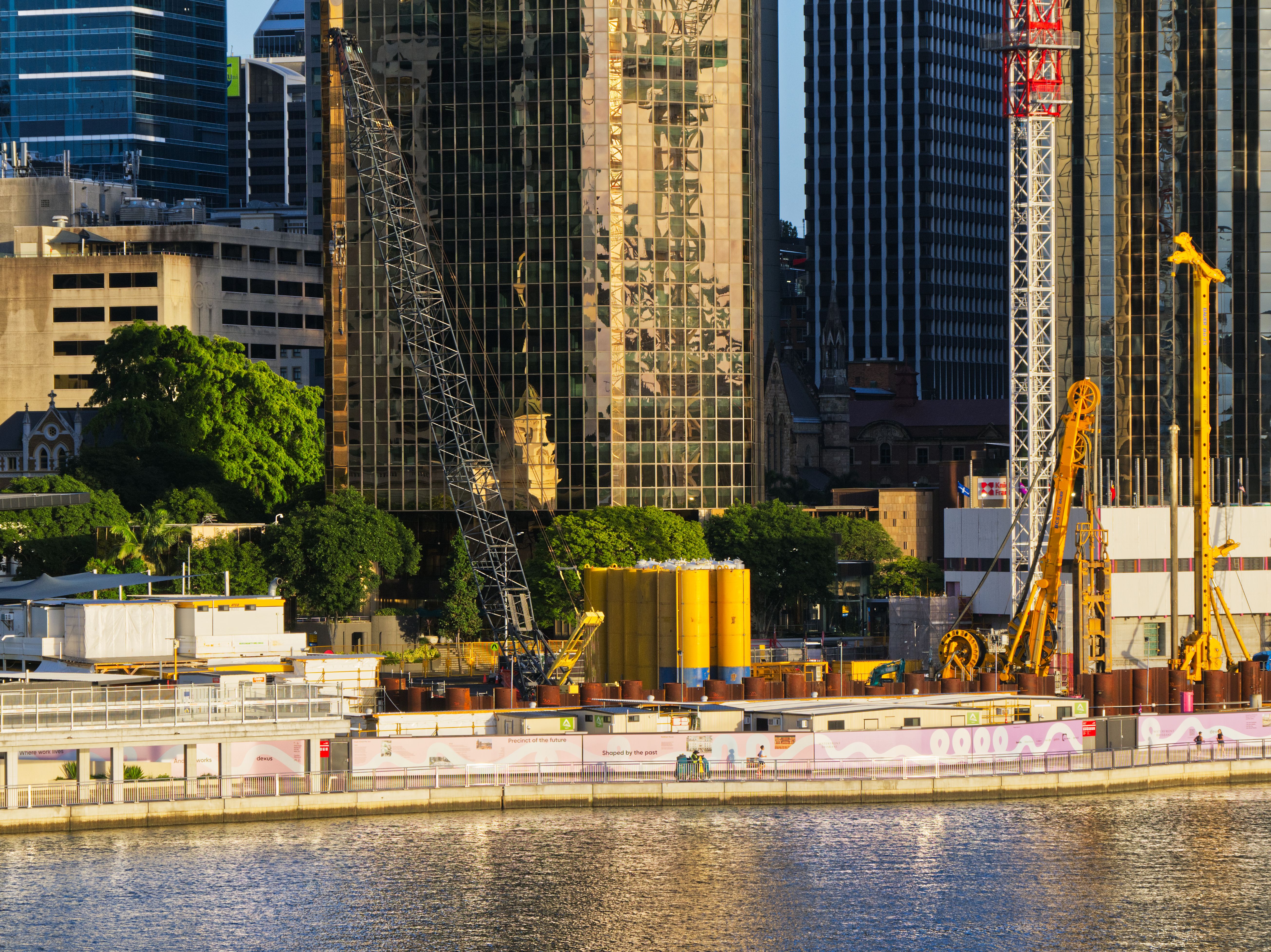 Obra de construcción en Brisbane, Queensland, en una mañana nublada