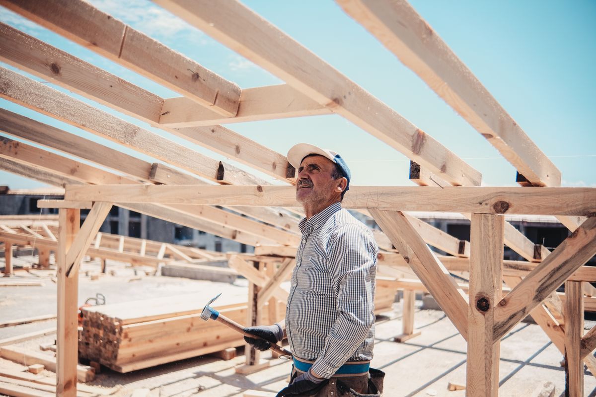 Майстор на Меридиан оглежда основата и конструкцията на покрив преди полагане на керемидите