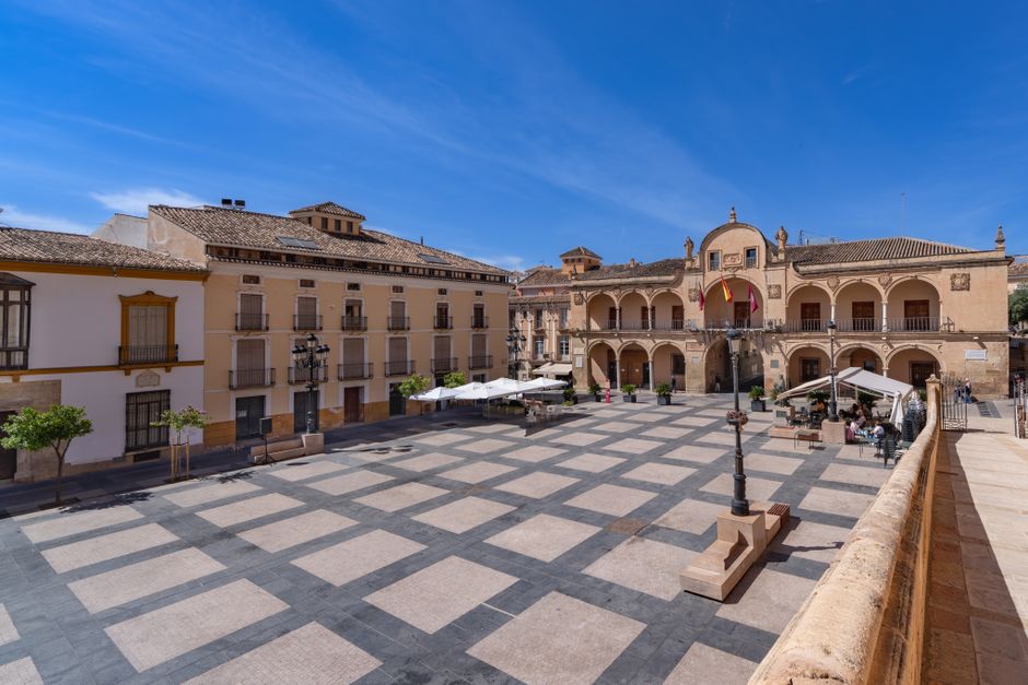 Un día soleado en una plaza histórica de Lorca, España, que muestra la arquitectura tradicional.