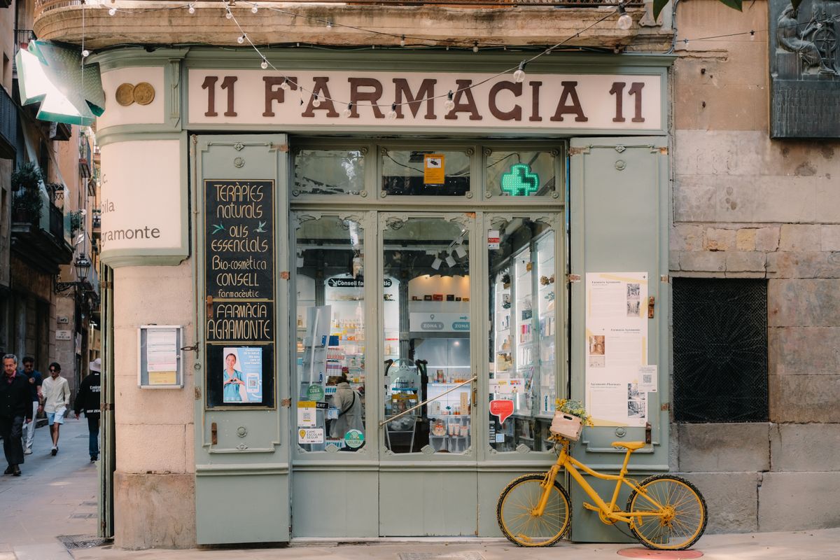 Farmacie veche cu firma clasica si o bicicleta in fata