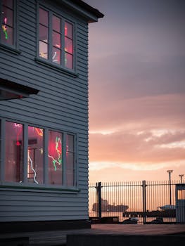 日落时分，奥克兰港附近霓虹灯下的木制房屋