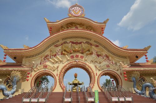 Free A beautifully ornate Chinese temple with vibrant dragon sculptures and intricate architectural design. Stock Photo