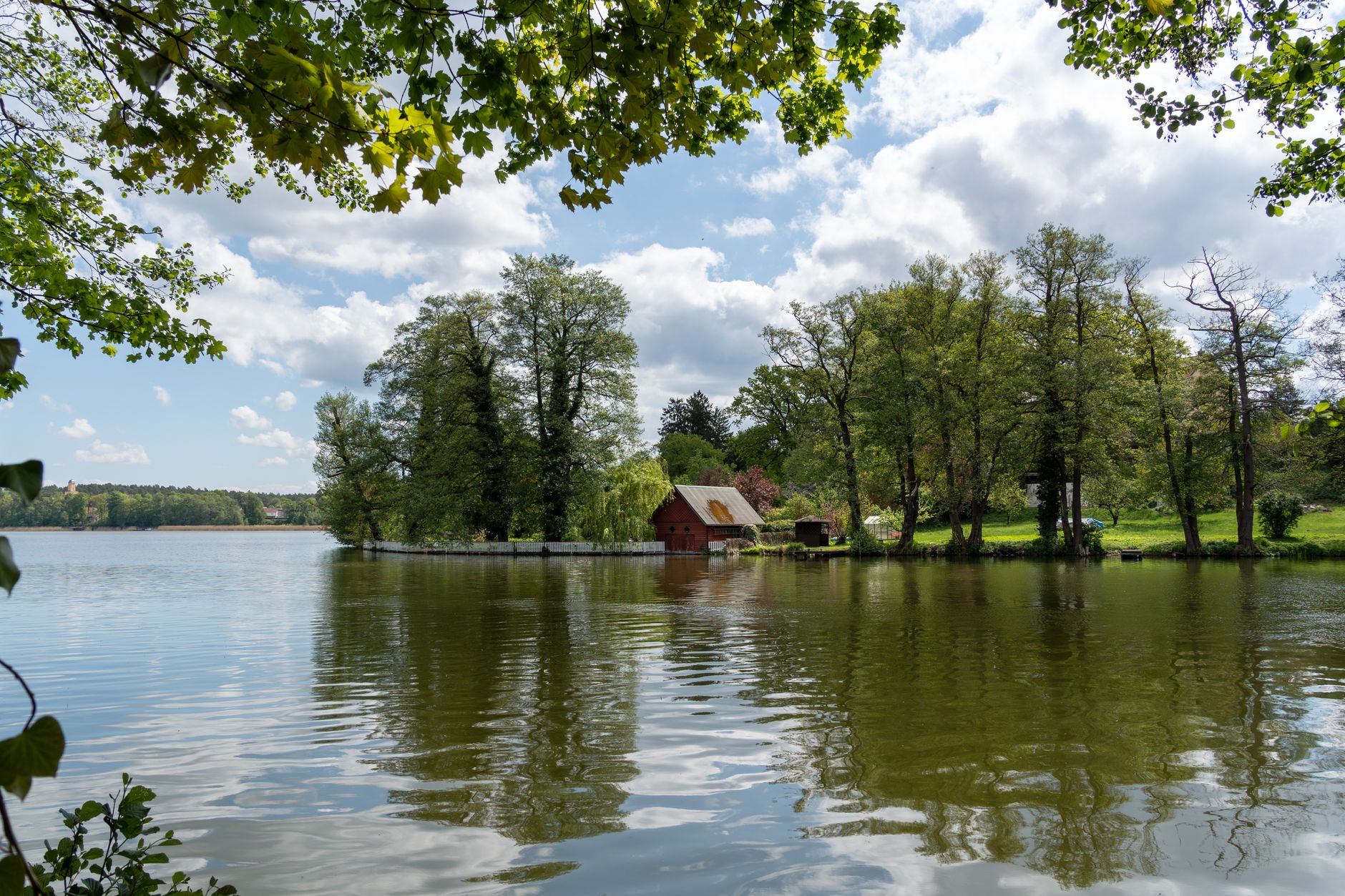 Hyggelig sommerhus omgivet af grønt område