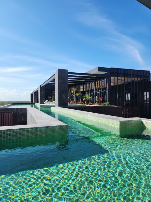 Free Explore a luxurious modern poolside architectural space under a clear blue sky. Stock Photo