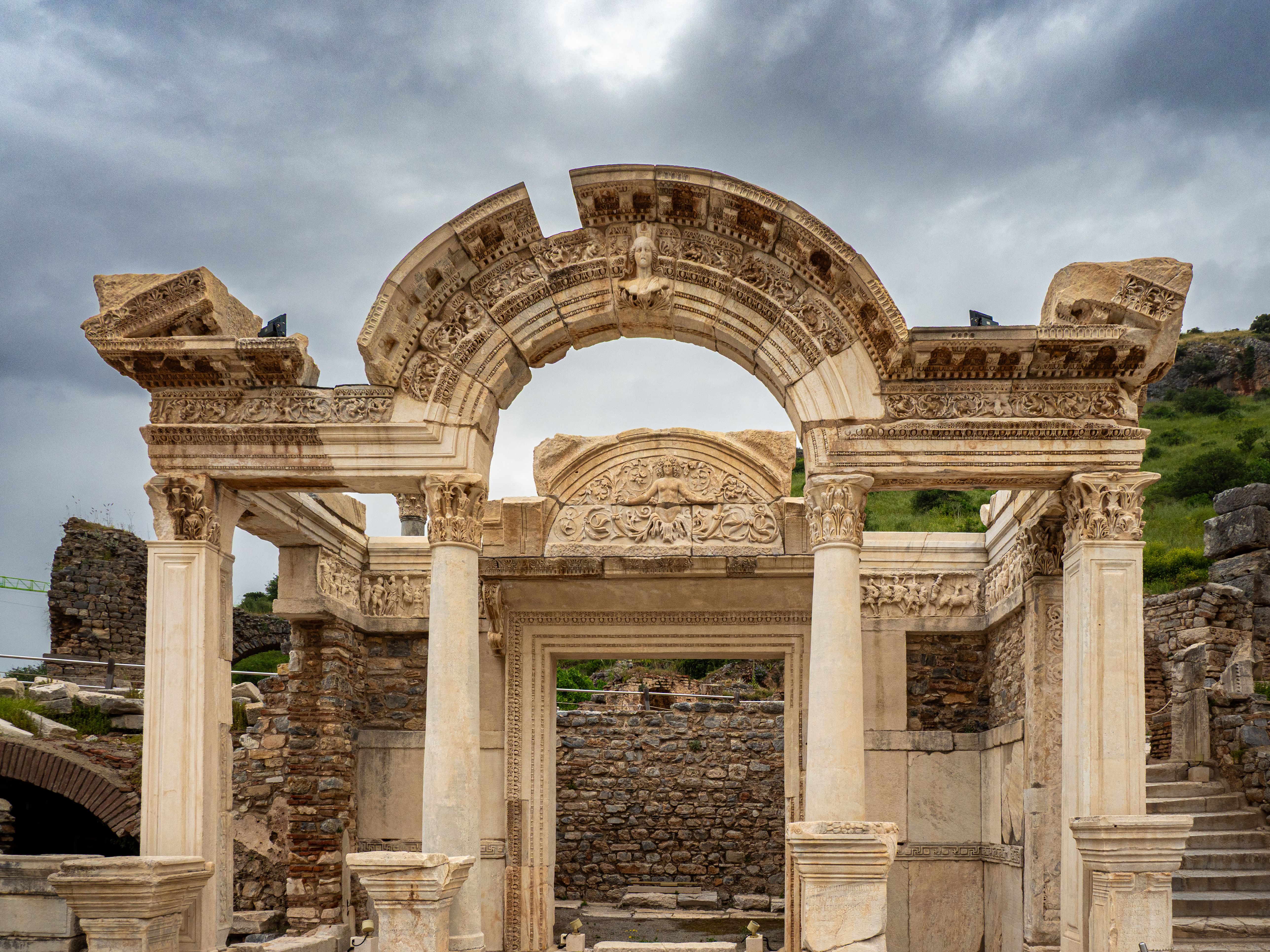 Building with Columns and Arch in Ancient Ruins · Free Stock Photo