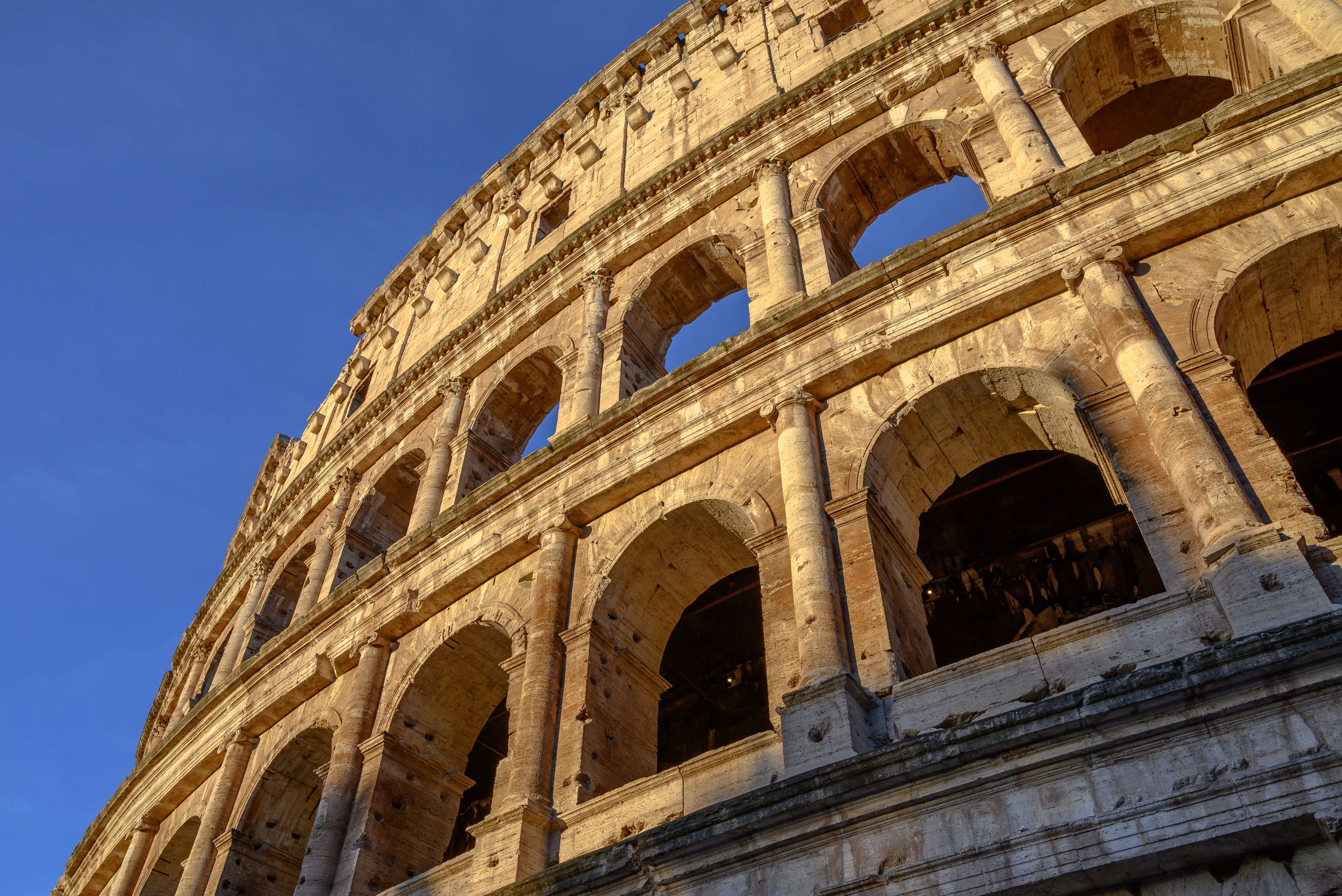 Gratuit Prim-plan al Colosseumului din Roma, Italia, care își etalează arhitectura antică sub un cer albastru senin. Fotografie de stoc