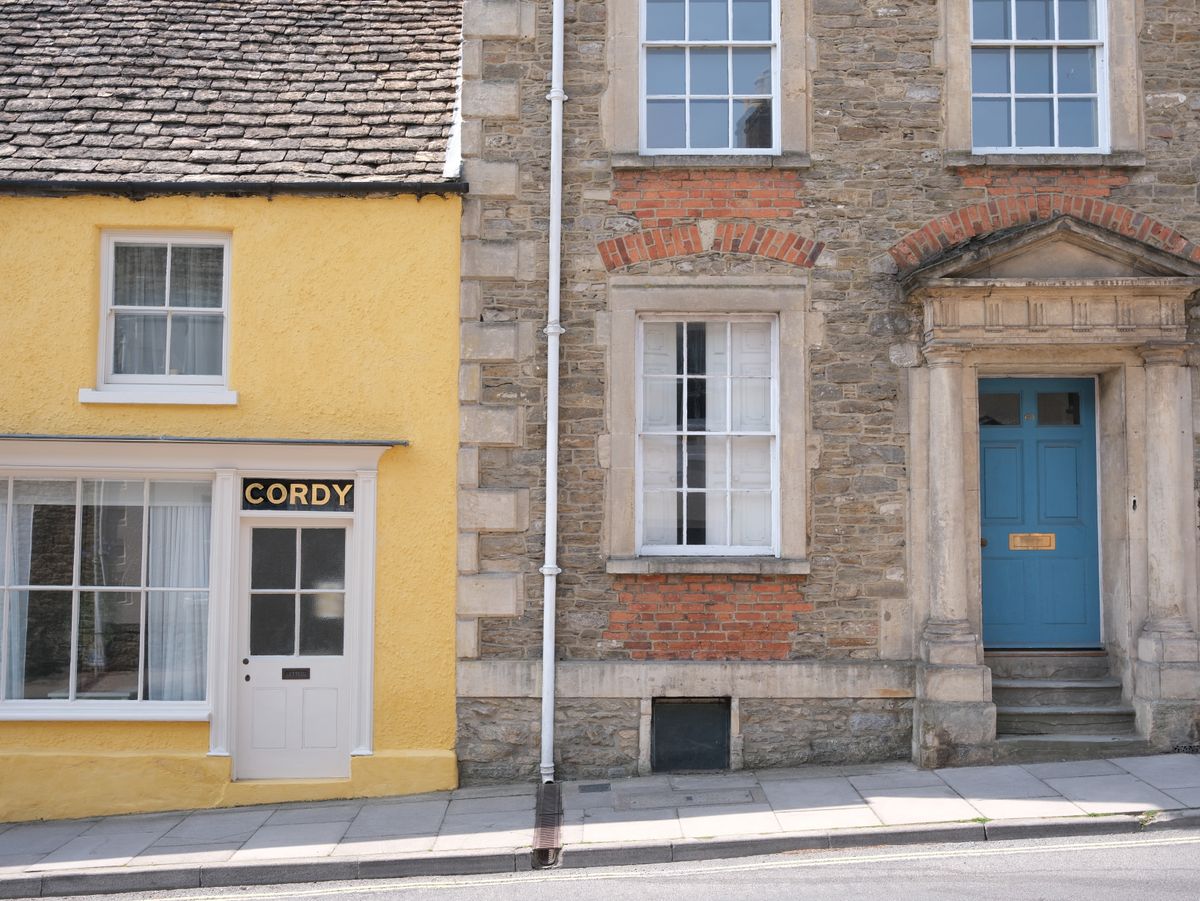 student moves in Bushey — Loaded properly: blankets, straps and a plan in Bushey