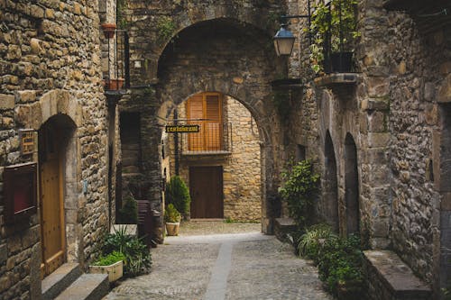 Free Arch in Alleyway Stock Photo
