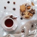 舒适的公寓里摆放着一杯茶、姜饼饼干和节日装饰